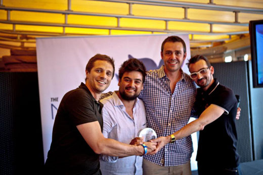 Frederico Arouca (maker), Frederico Miranda (directeur), Alex Arata (president van MOFILM Noord-Amerika) en Pedro Lima (creatief directeur) na ontvangst van de prijs.